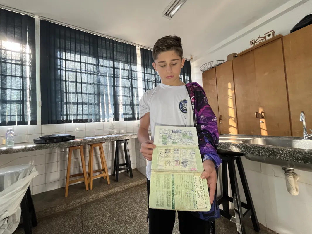 Etson Kaio, 15, está com a carteira de vacinação em dia: "Importante estar protegido"
