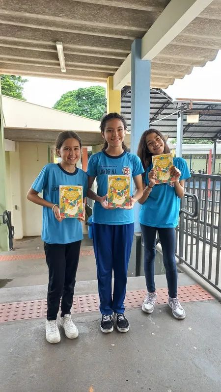Alunas da Escola Municipal Joaquim Vicente de Castro com o livro que teve origem no projeto “Do Sonho ao Verso em Cartas”