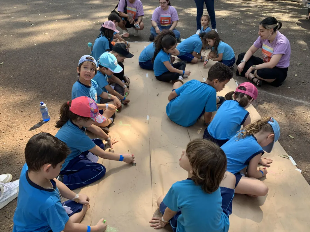 Alunos do P5 participaram de algumas atividades interativas da mostra, como desenhar ao ar livre