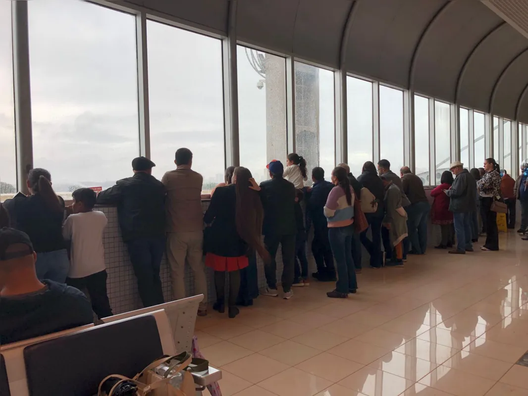 Familiares aguardam ansiosos a chegada dos estudantes