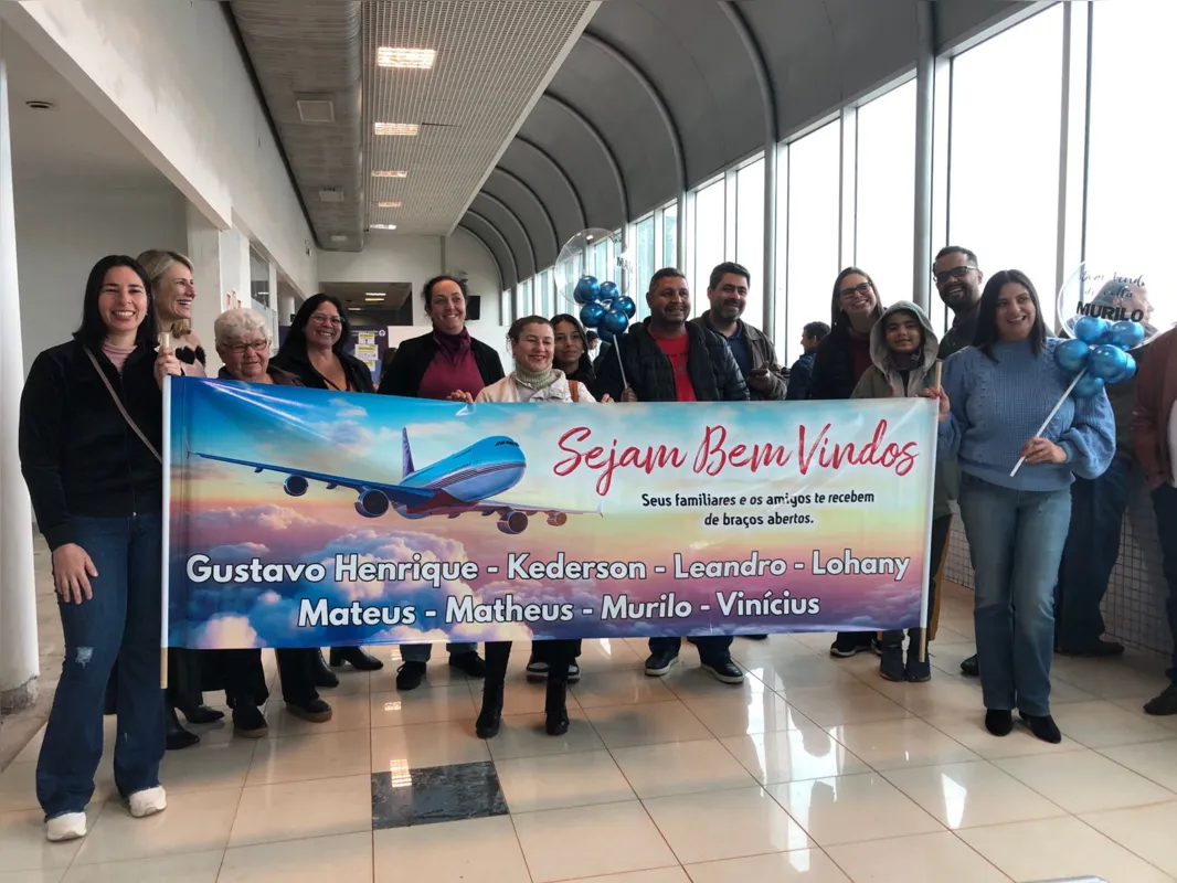 Mesmo com atraso do voo, a festa estava garantida no Aeroporto Governador José Richa