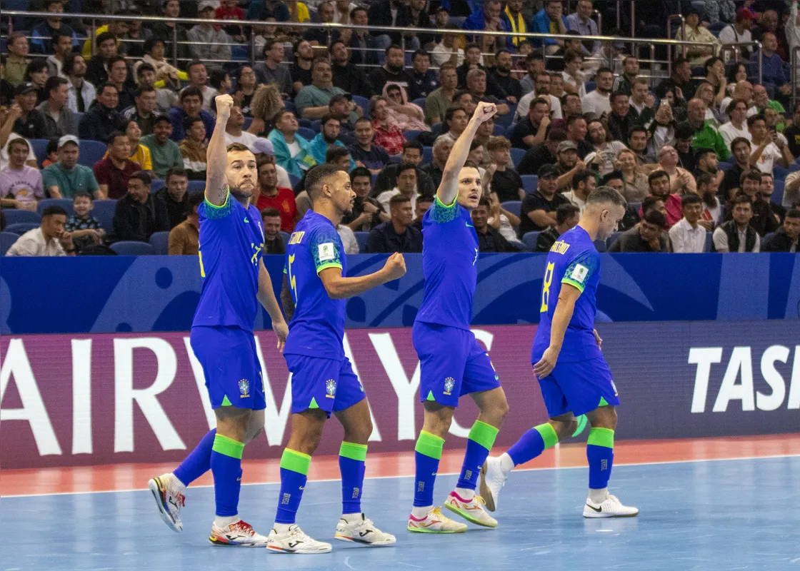 Jogadores brasileiros comemoram a virada sobre a Ucrânia, que leva o Brasil a final da Copa do Mundo