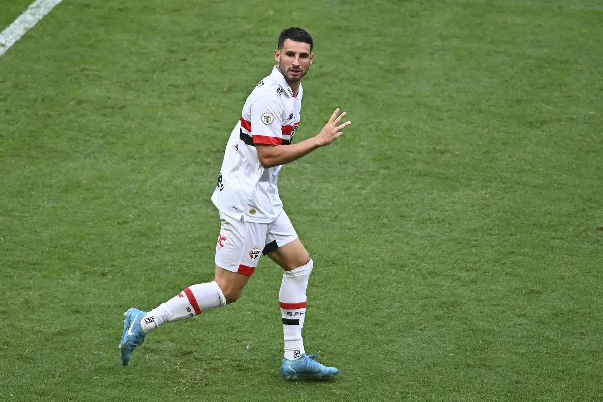 Após cumprir suspensão, o centroavante Calleri volta ao time do São Paulo no jogo desta quarta-feira contra o Vasco, em Campinas