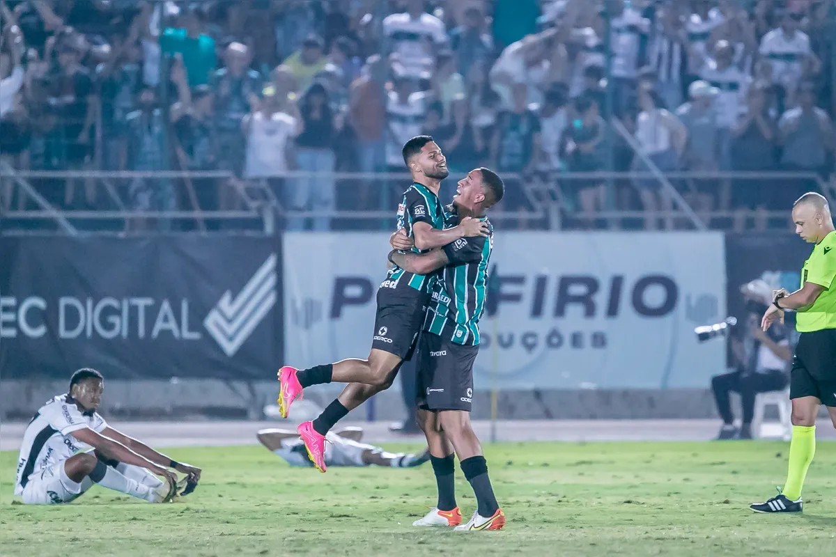 Jogadores do Maringá comemoram o acesso para a Série C: clube terá calendário com três competições em 2025