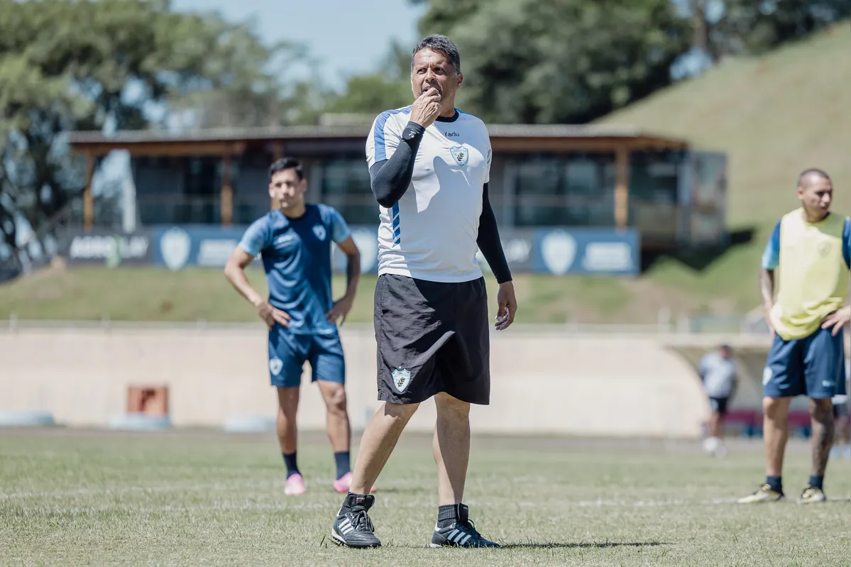 “Um árbitro assim não pode apitar um clássico regional. A gente respeita todo mundo, mas não faz o mínimo sentido. O último jogo dele foi Coritiba x Cianorte no profissional, foi apitar jogos de base, foi quarto árbitro", criticou Claudinei Oliveira