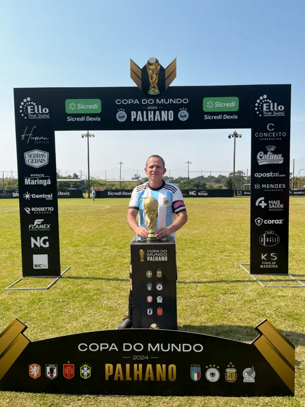 Professor Eleandro Pizoni, capitão da Argentina recebendo o troféu Fifa de Campeão da Copa do Mundo Palhano