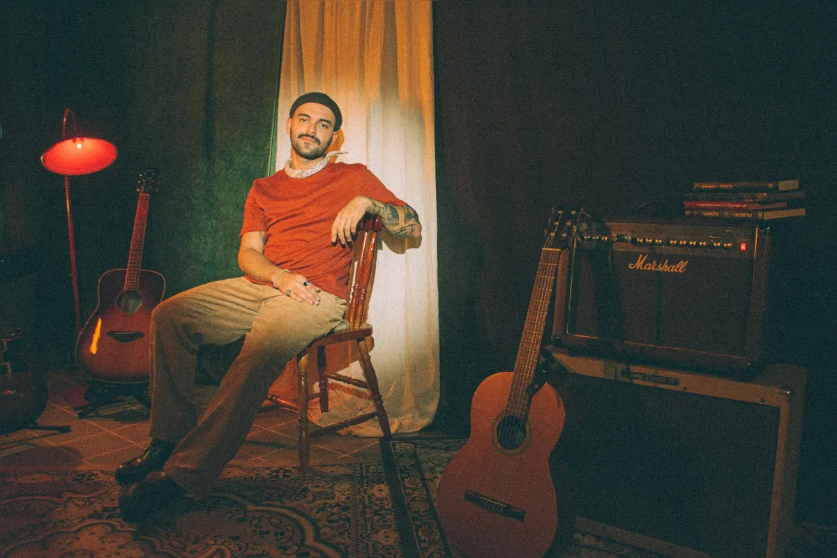 Souza lança seu álbum  "Cai de Ponta" em show na AML