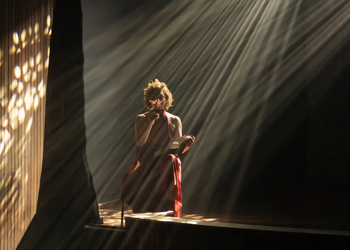 A bailarina e intérprete  Vanessa Riga leva ao palco a  performance “Foi Bethânia quem me ensinou a transbordar”