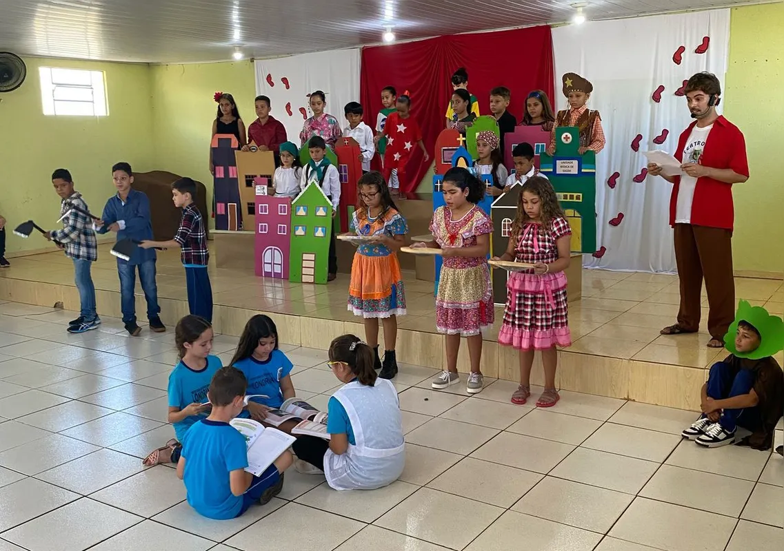 Na Escola Municipal Francisco Aquino Toledo, localizada no Distrito de São Luiz, os alunos do 3º ao 5º ano apresentaram uma dramatização do hino de Londrina, caracterizados como os imigrantes que construíram a cidade