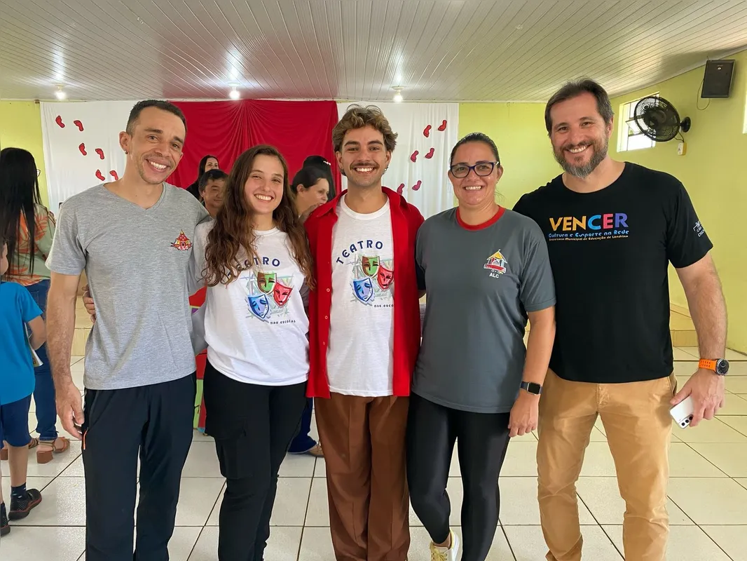 Da esquerda para a direita, Paulo Líbano, Maria Claudia, Matheus Mendes, Vanessa Braga, da Associação Londrinense de Circo, e Alexandre Segantin, coordenador do Programa Vencer
