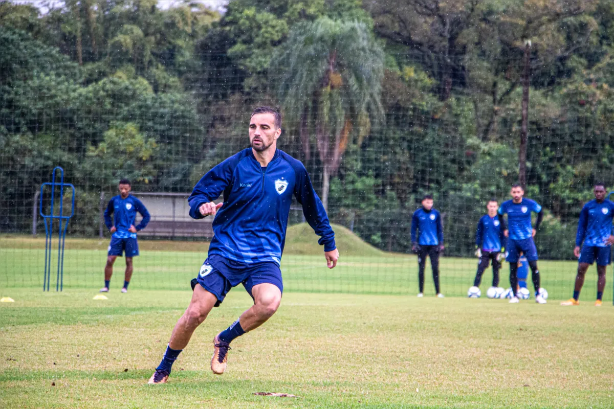 Rafael Longuine atuou em 24 partidas na temporada, mas está longe de ser unanimidade entre a torcida do Londrina