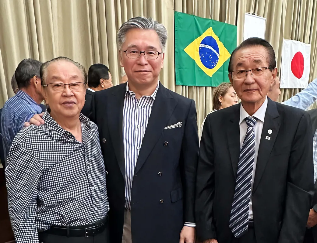 Ywao Miyamoto, diretor conselheiro da Aliança Cultural Brasil-Japão do Paraná, Yasuhiro Mitsui, cônsul-geral do Japão no Paraná, e Eduardo T. Suzuki, presidente da Aliança Cultural Brasil-Japão do Paraná