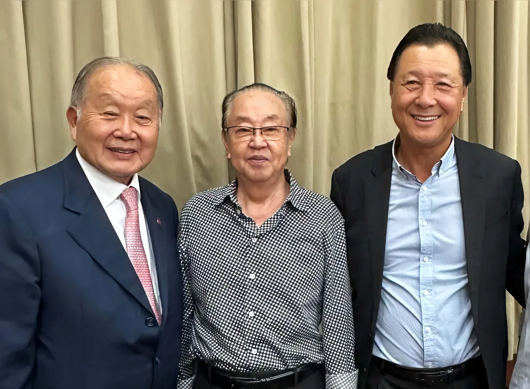 Renato Ishikawa, presidente da Sociedade Brasileira de Cultura Japonesa e de Assistência Social, Ywao Miyamoto, diretor conselheiro da Aliança, e o deputado federal Luiz Nishimori