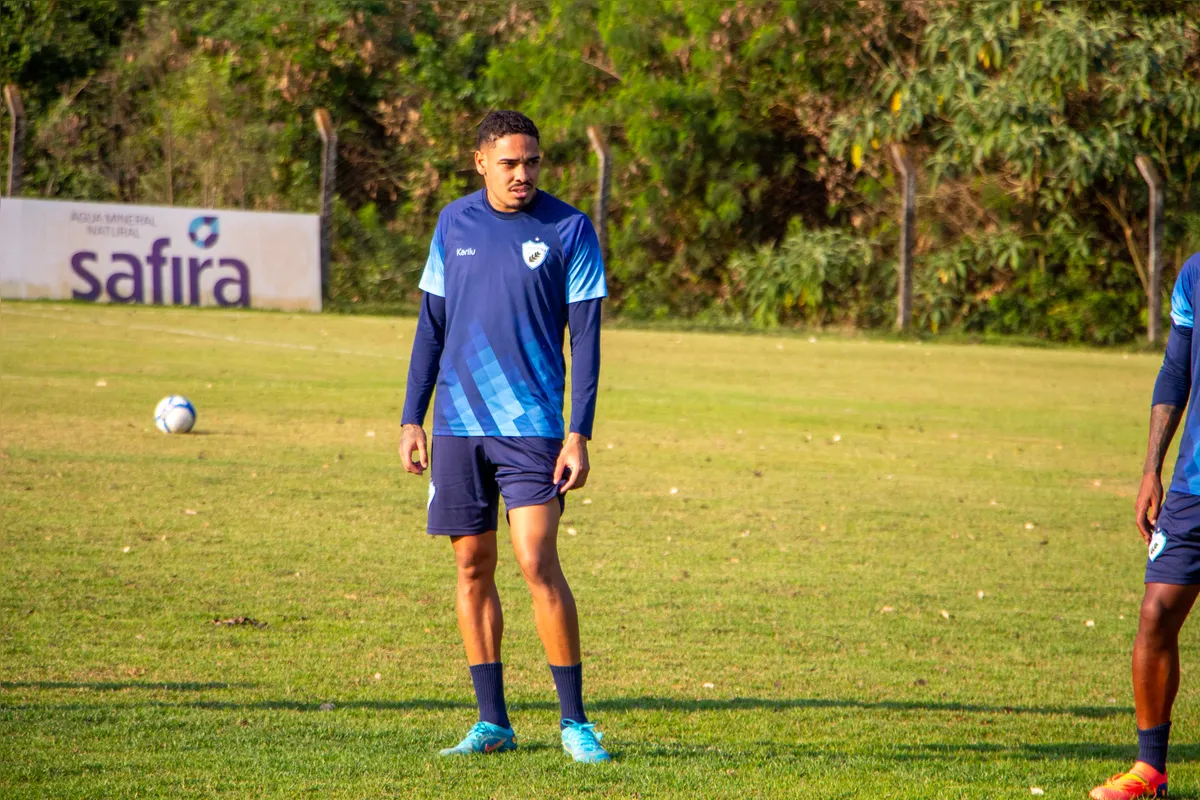 Depois de cumprir suspensão automática, o atacante Iago Teles retorna ao LEC no jogo decisivo contra a Ferroviária, no domingo