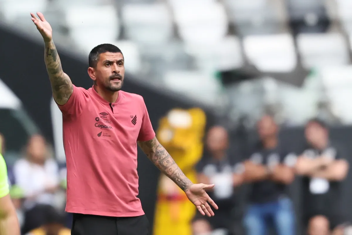 Imagem ilustrativa da imagem Athletico inicia reformulação e demite técnico e diretores