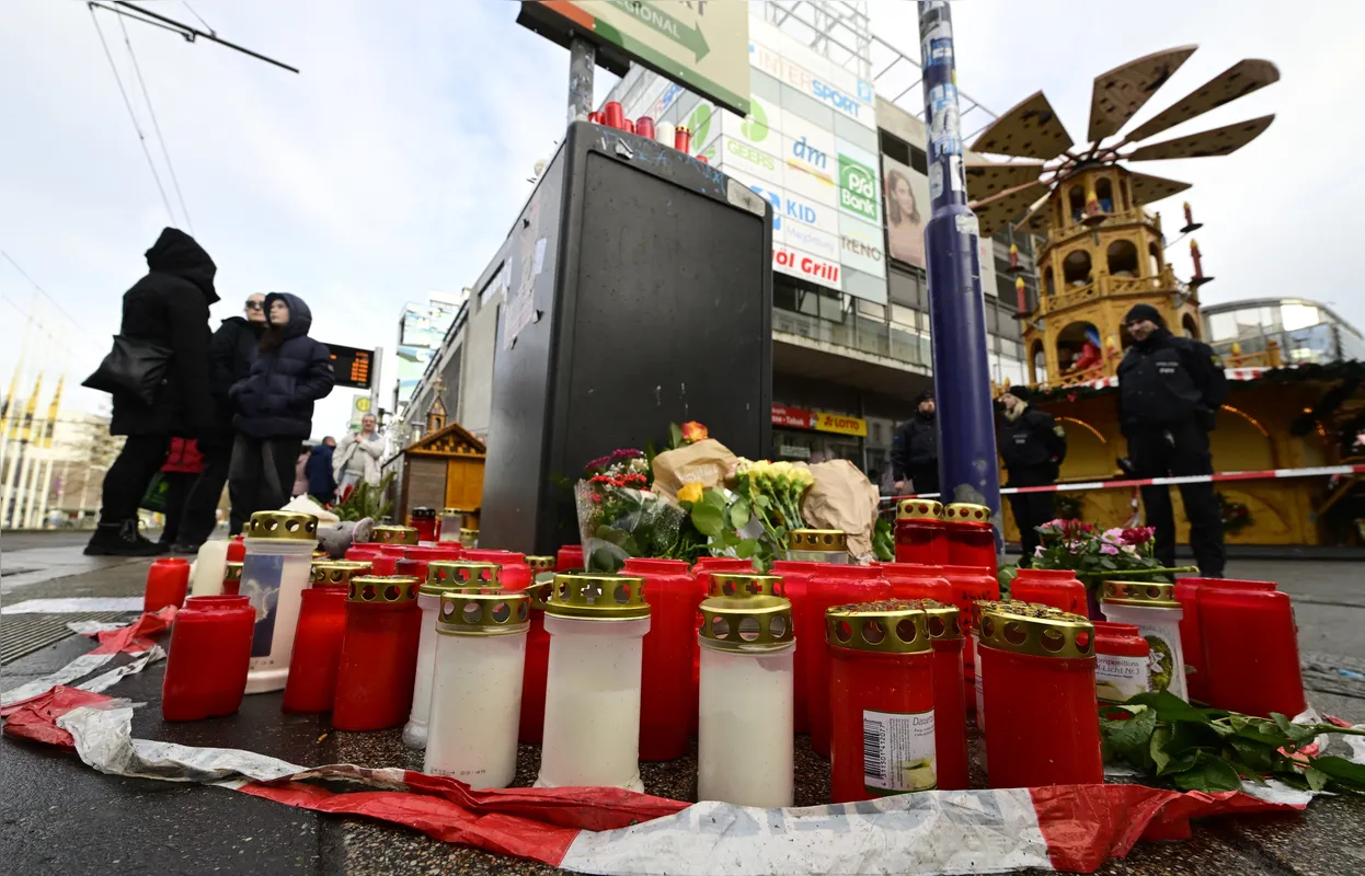 Em Magdeburgo, na Alemanha, população fez um memorial para as vítimas do atropelamento em mercado de Natal