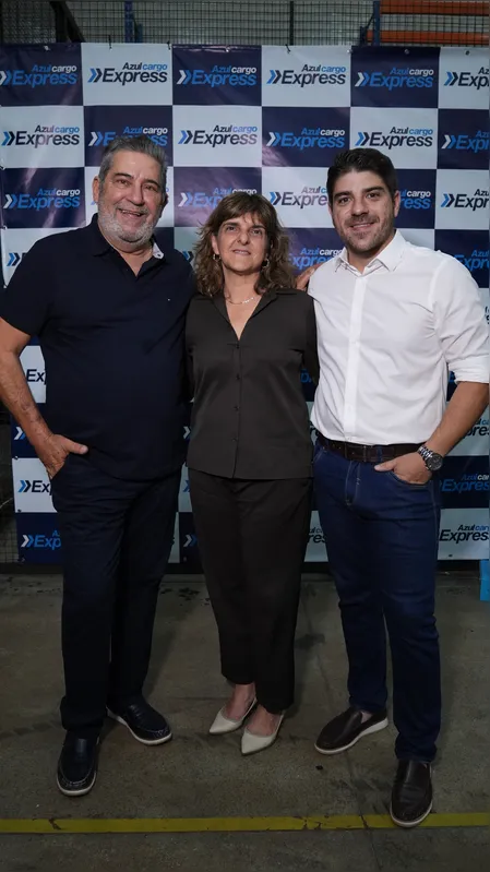 A diretora da Azul Cargo Express, Izabel Reis, veio de São Paulo especialmente para o evento: aqui, entre os anfitriões, Wilson Rodrigues Borges e Octávio Borges