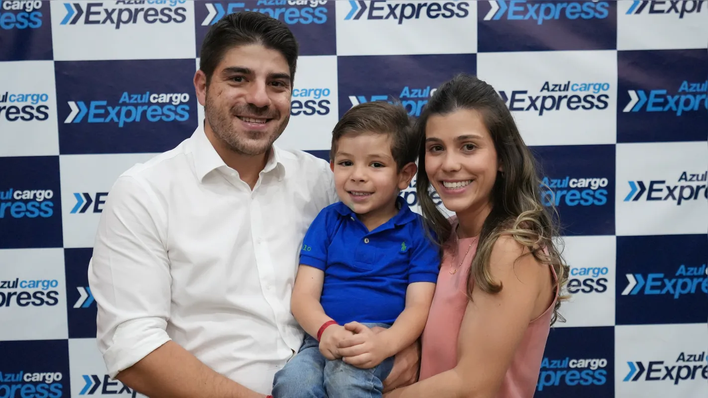 O anfitrião, Octávio Borges, com a esposa, Renata Schiavon de Moraes Borges, e o filho, Antônio