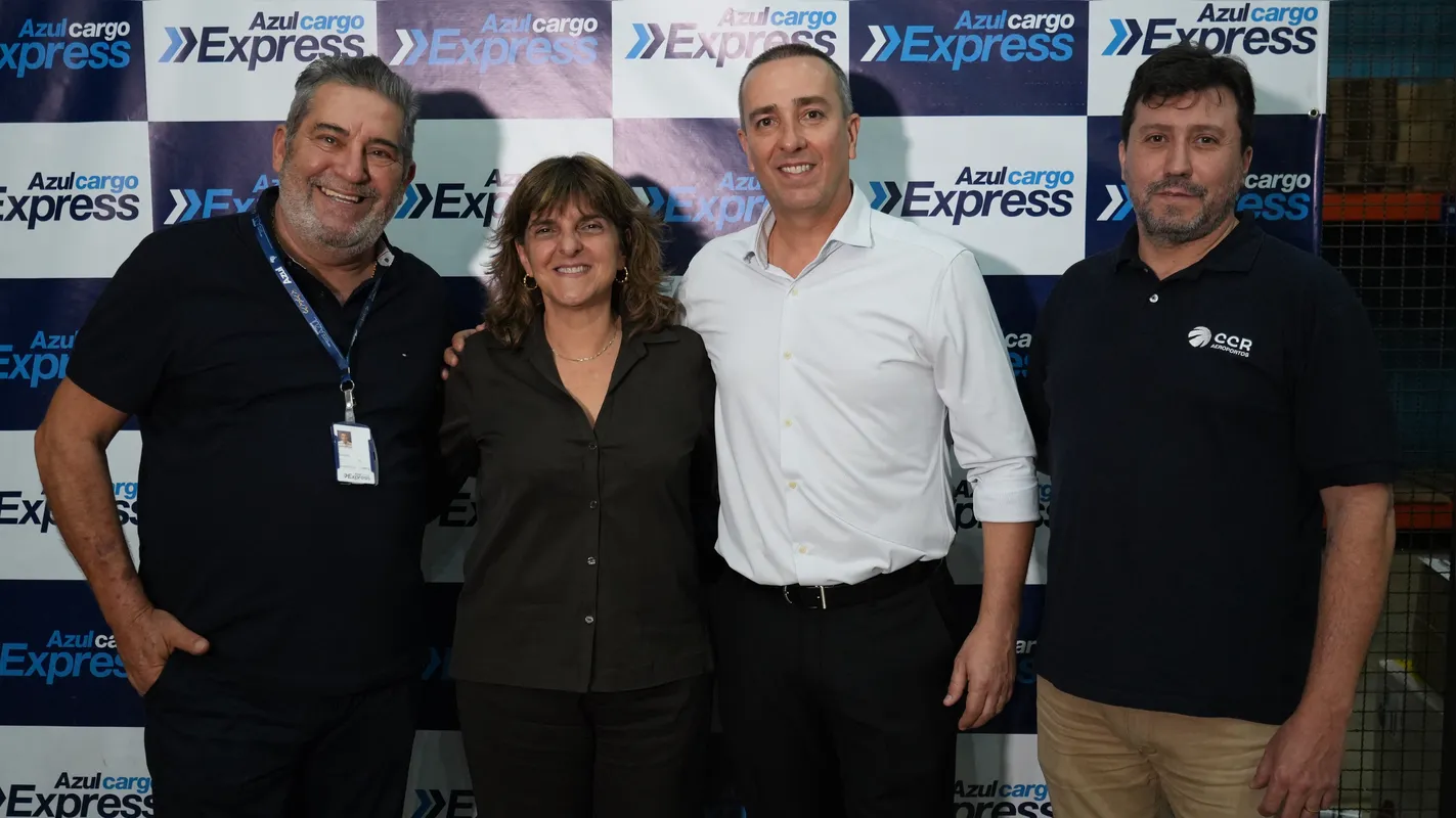 Wilson Rodrigues Borges, Izabel Reis e Alessandro Marques, da In Solo Handling, e o gerente do Aeroporto de Londrina, Juliano Duarte