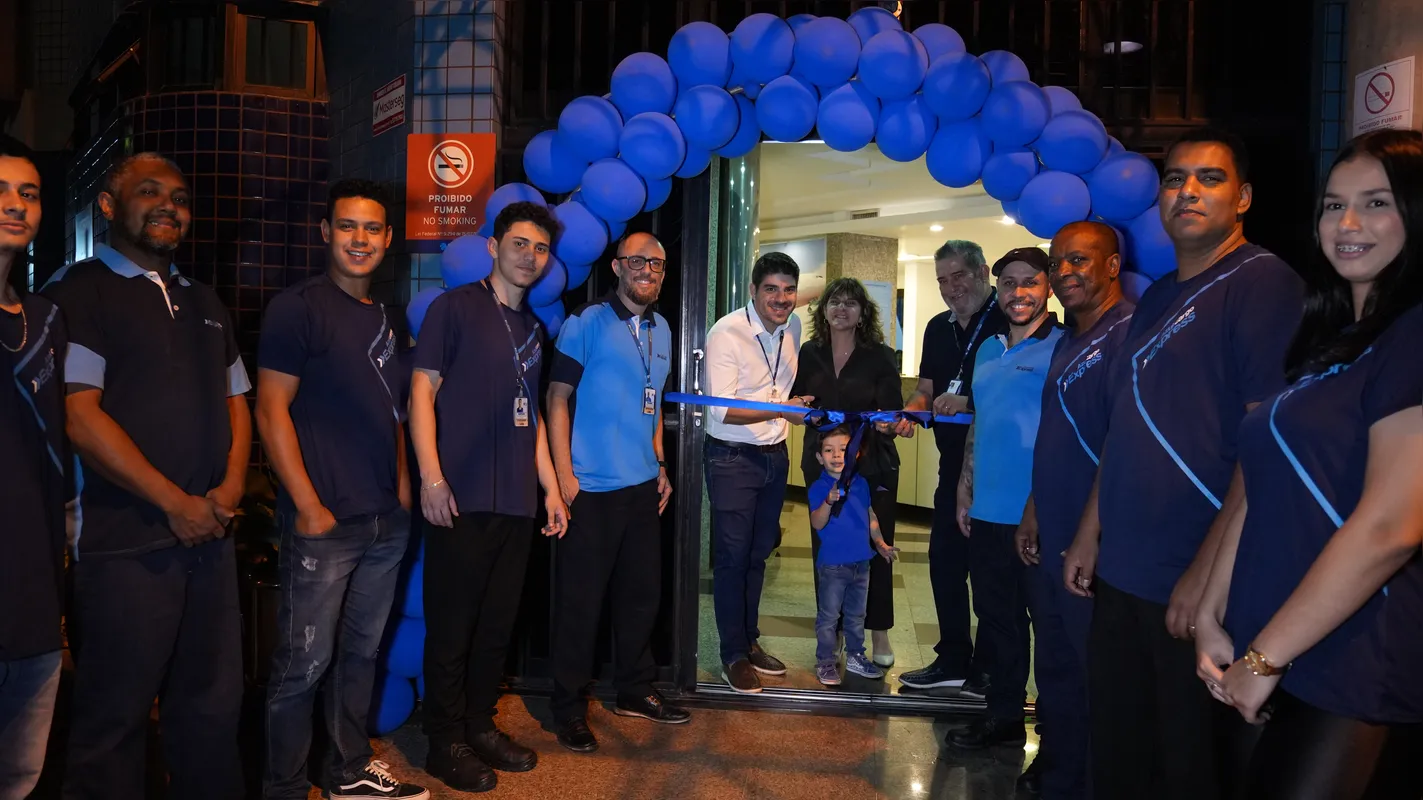 O momento do descerramento da placa reuniu toda a equipe