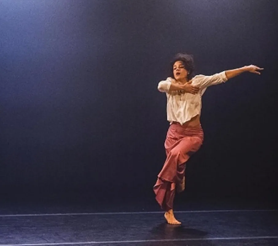 Morena Nascimento na apresentação de um trabalho autoral; no Ballet de Londrina, ela cria uma coreografia com músicas de Gal Costa
