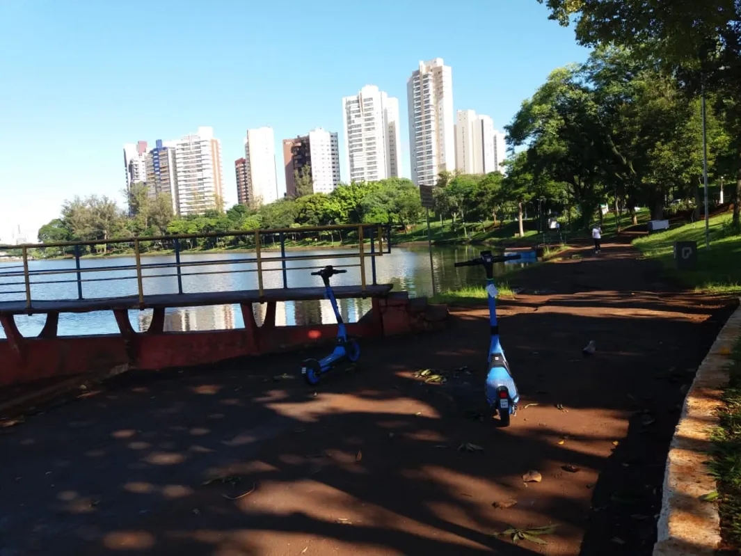 Imagem ilustrativa da imagem Barragem do Lago Igapó extravasa o excesso da chuva