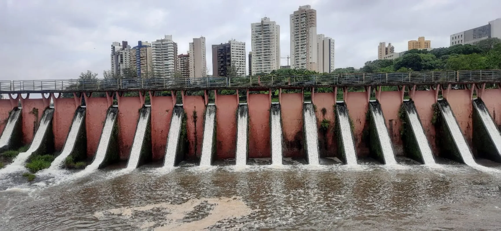 Imagem ilustrativa da imagem Barragem do Lago Igapó extravasa o excesso da chuva