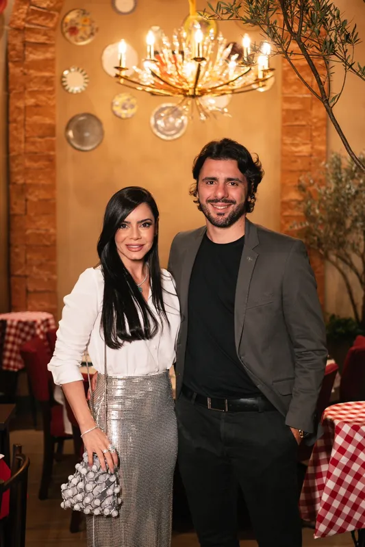 Os anfitriões, Marilia Junqueira, sócia proprietária e cofundadora do Grupo Junqueira & Ferreira, e Mateus Ferreira, sócio proprietário e CEO do Grupo Junqueira & Ferreira