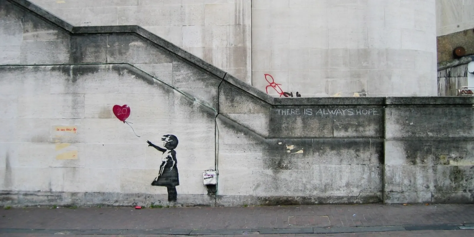Obra do artista Banksy: Garota e Balão de Coração (“há sempre esperança”)