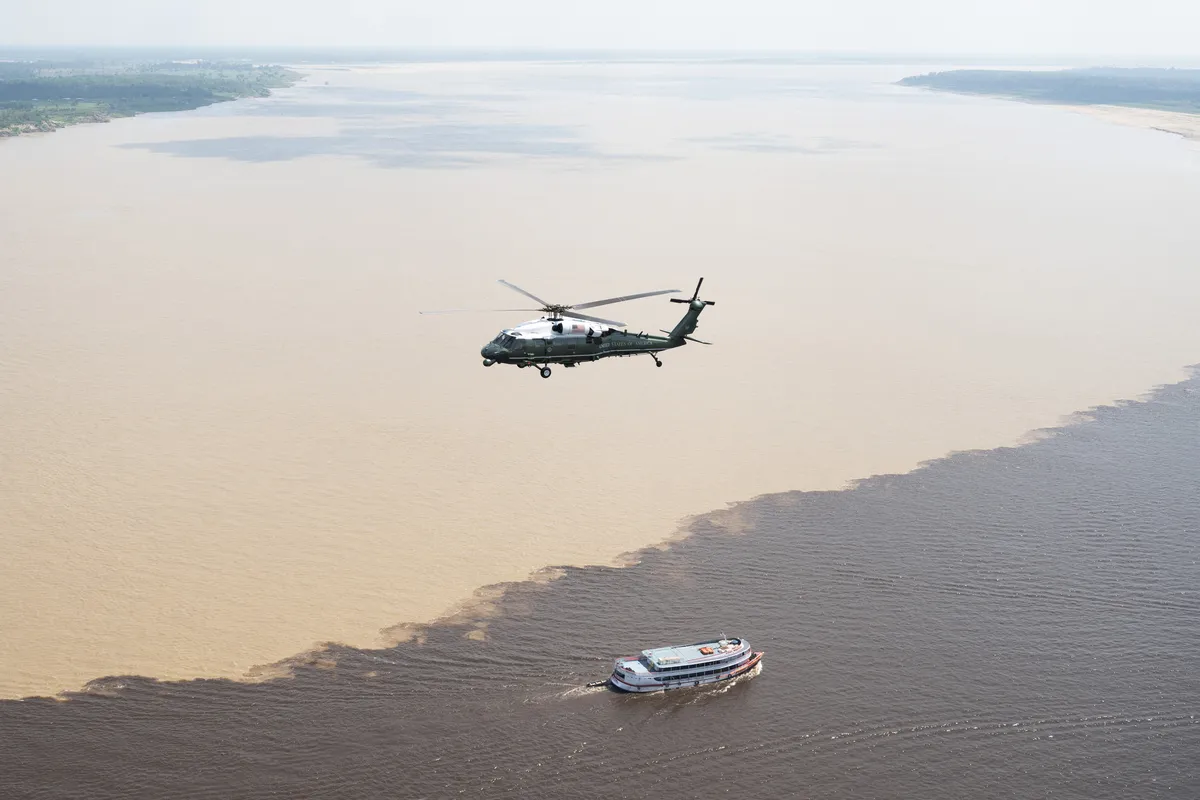 Biden sobrevvou áreas da floresta que sofreram incêndios, além do encontro das águas entre os rios Negro e Solimões