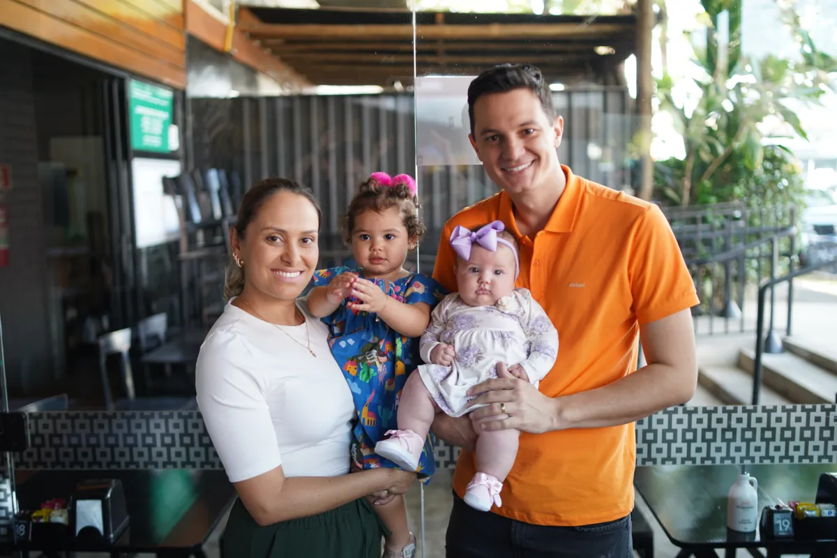 Aline Escobar e Mateus Pegoraro com as filhas Giovana e Mariana
