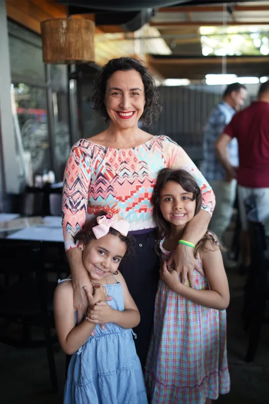 A doutora Marisa França com as filhas Betina e Catarina