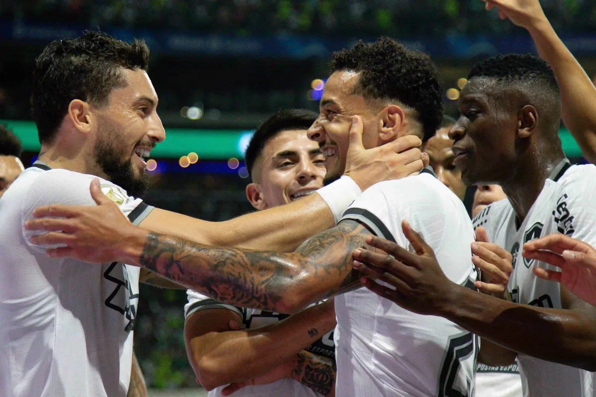 Gregore é festejado pelos companheiros ao marcar o primeiro gol da vitória categórica por 3 a 1 que recolocou o Botafogo na liderança