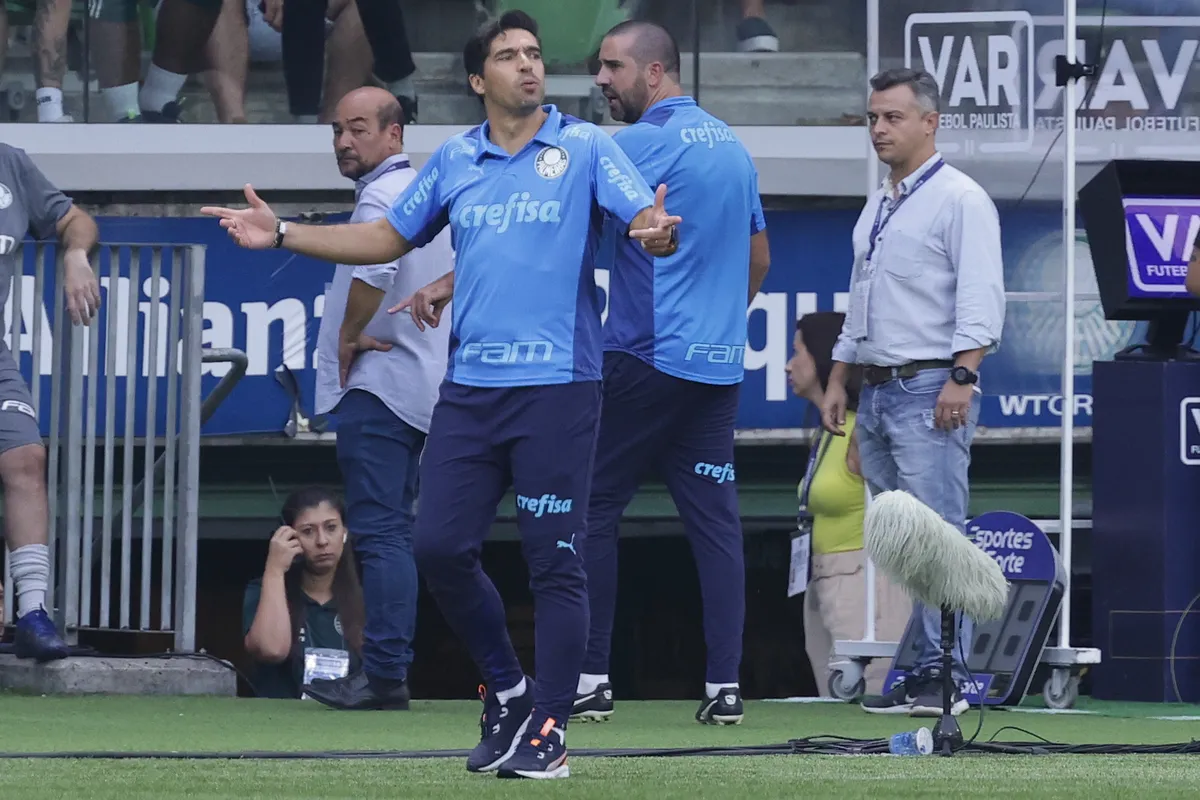 O técnico Abel Ferreira, que conquistou o Paulistão e acabou eliminado da Libertadores 
e Copa do Brasil, é o atual bicampeão brasileiro e ainda luta por um possível triplete