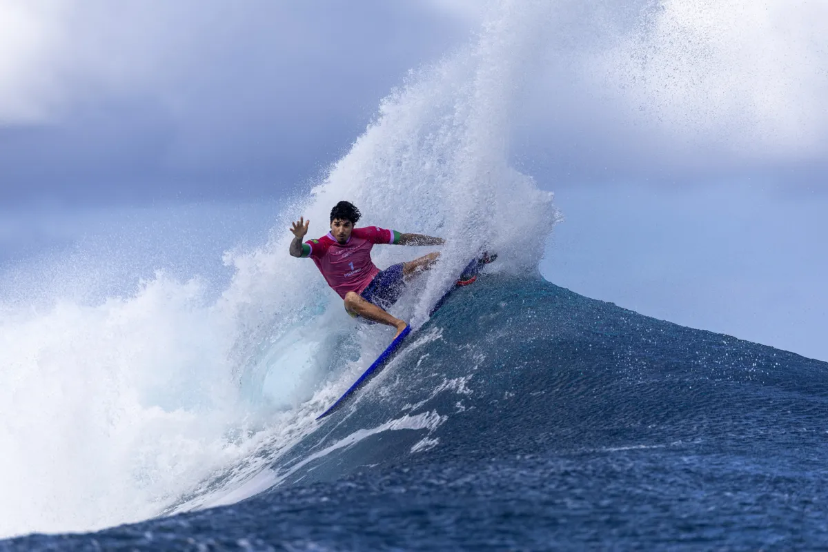Gabriel Medina of Team Brazil rides a wave during the semifinals of surfing on day nine of the Olympic Games Paris 2024 on August 05, 2024 in Teahupo'o, French Polynesia. (Photo by Ed Sloane / POOL / AFP) / -- IMAGE RESTRICTED TO EDITORIAL USE - STRICTLY NO COMMERCIAL USE --