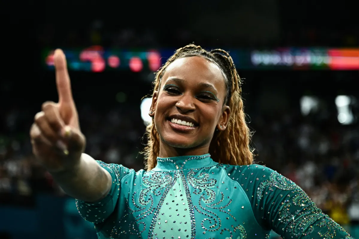 Brazil's Rebeca Andrade celebrates after winning the gold medal in the artistic gymnastics women's floor exercise final during the Paris 2024 Olympic Games at the Bercy Arena in Paris, on August 5, 2024. (Photo by Gabriel BOUYS / AFP)