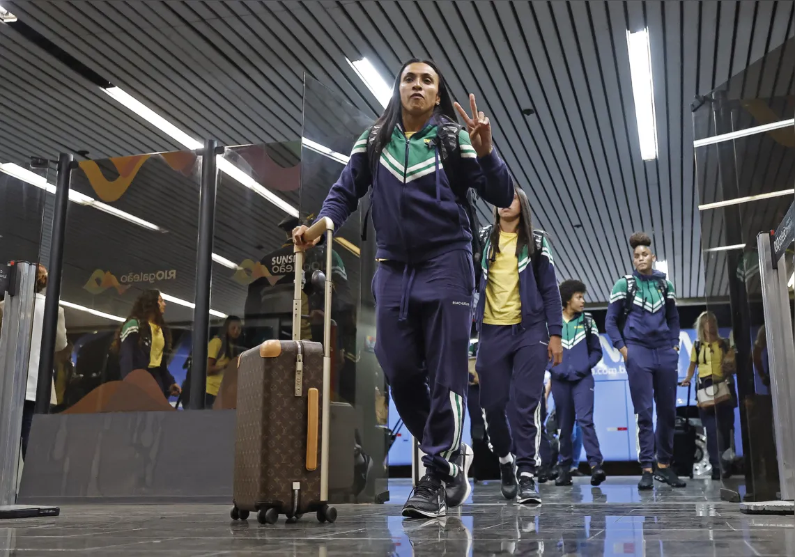 Marta e as jogadoras da seleção feminina de futebol embarcam rumo a Paris:  trajes dos atletas brasileiros levantaram polêmica por serem considerados conservadores e sem uma proposta inovadora para apresentar os valores e a cultura brasileira