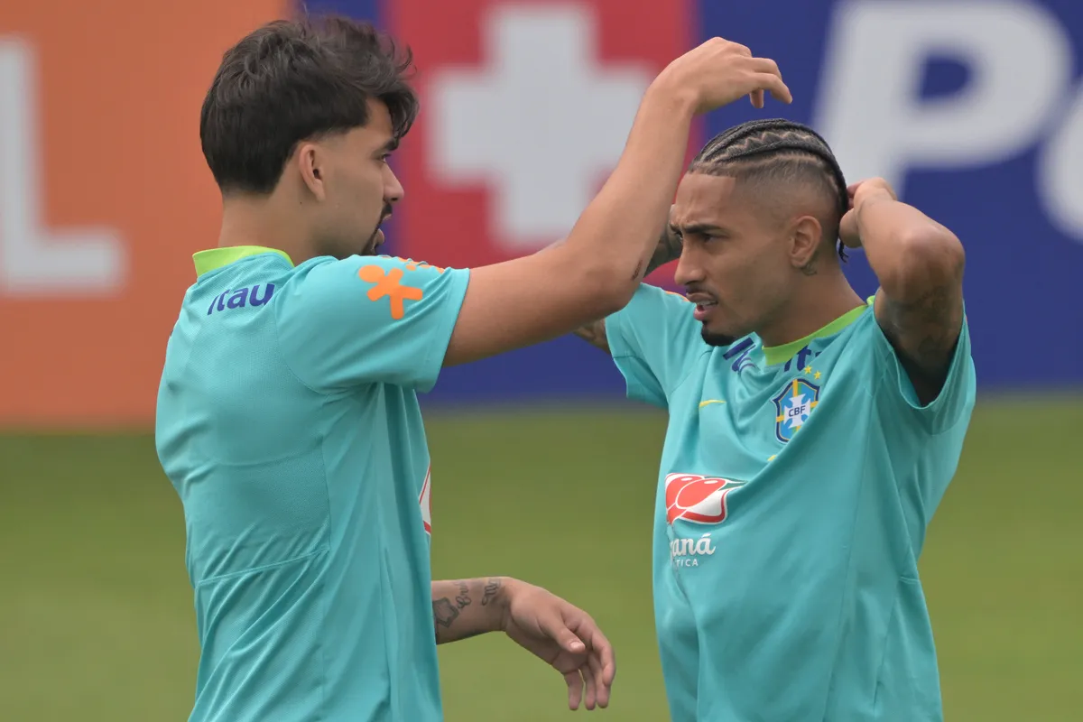 Lucas Paquetá brinca com Raphinha durante treino da Seleção: Brasil terá quatro atacantes no jogos desta quinta-feira contra o Chile