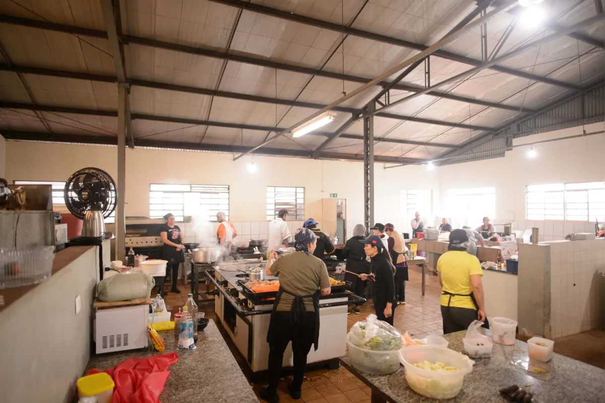 A cozinha da Acel contou com o trabalho de voluntários e preparou mais de 1000 refeições por dia