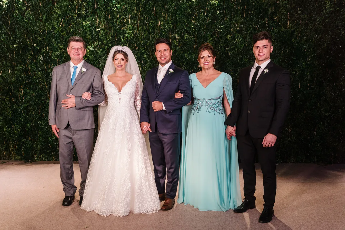Em família: os noivos com os pais da noiva, Claudia Pizaia e Altair Previato, e o irmão da noiva, Eduardo