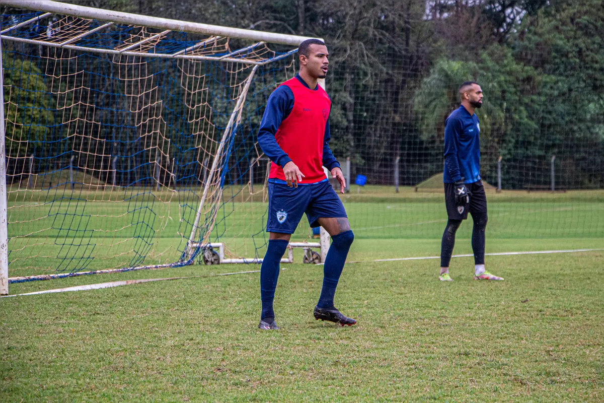 O zagueiro João Maistro volta ao LEC no jogo contra o Athletic após cumprir suspensão