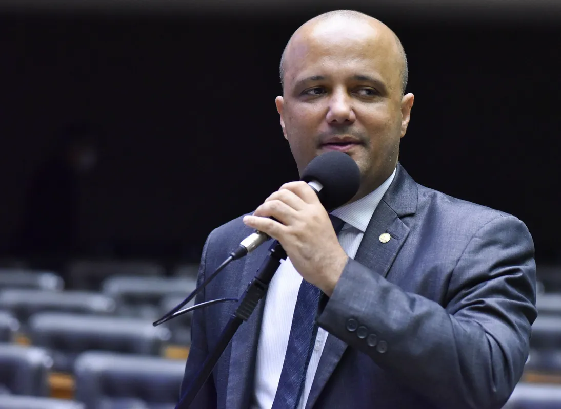 Autor do projeto, o deputado major Vitor Hugo (PL/GO), ex-líder do governo Bolsonaro na Câmara, justifica que os atos que pediam um golpe militar no país foram legítimos e conduzidos por cidadãos inconformados como se deu o processo eleitoral de 2022.