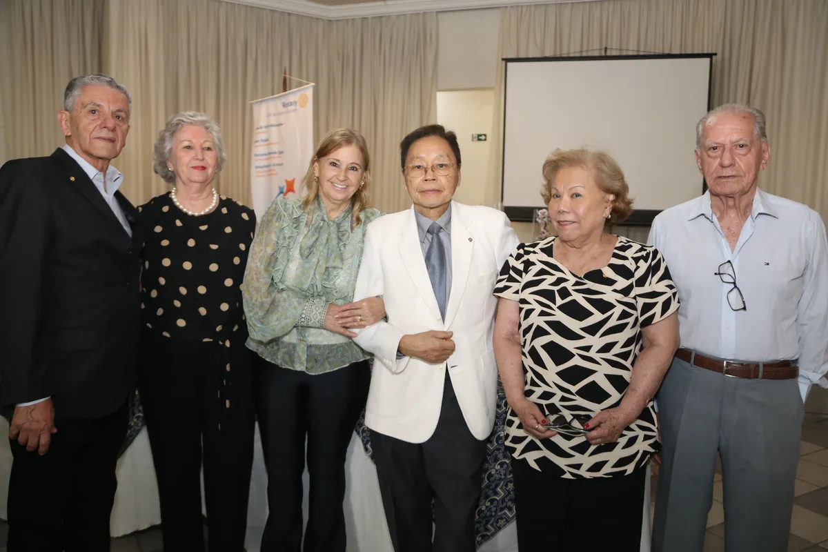 O novo companheiro Adson Alves Ferreira e a esposa Meire Tramontina Ferreira, o casal anfitrião Felícia Watanabe e Paulo Ken Watanabe, a nova companheira Mitue Ishikawa Martins e o marido Antônio Lourenço Martins, Cônsul de Portugal em Londrina.