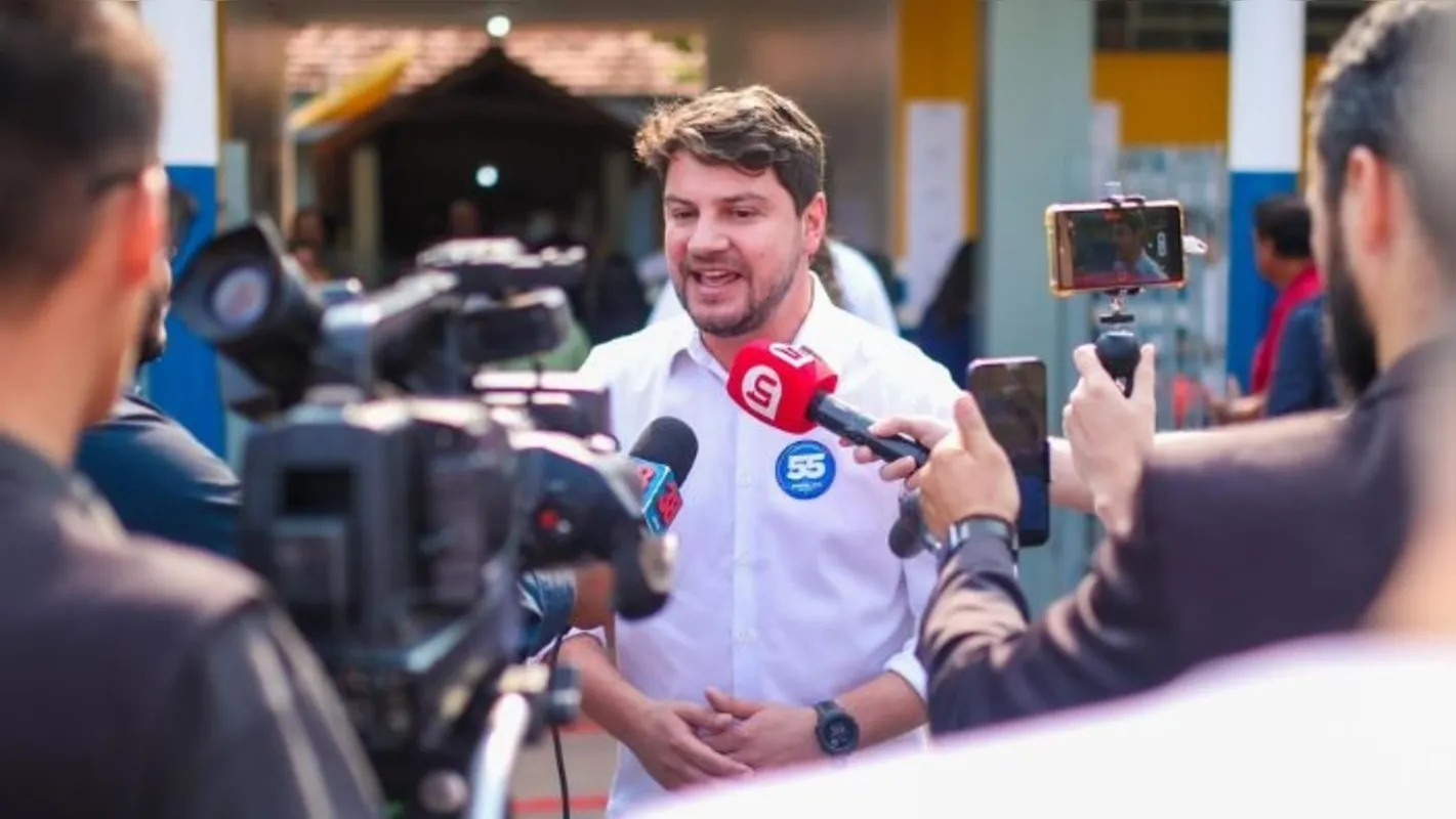 Imagem ilustrativa da imagem Candidatos a prefeito de Arapongas votam pela manhã