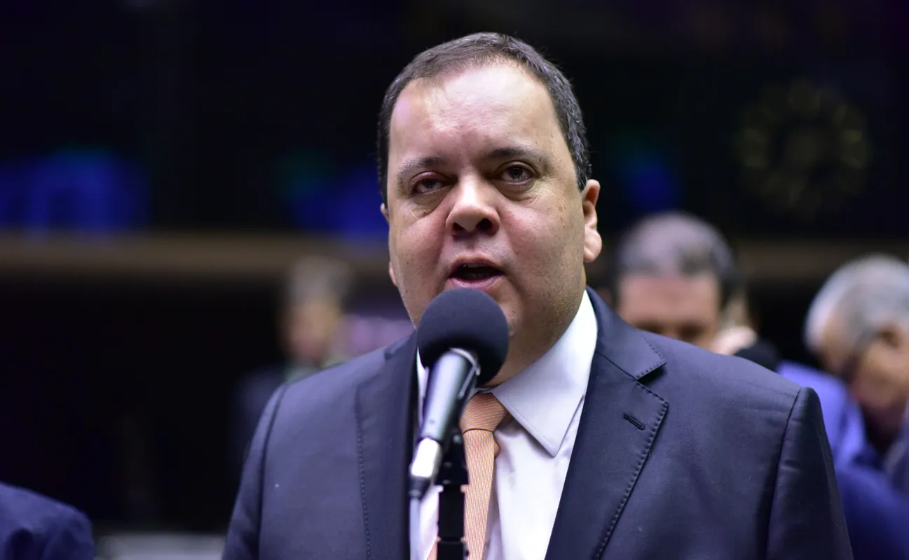 Apontado como o preferido de Lira para a disputa, o líder do União Brasil, Elmar Nascimento (BA), procurou diretamente Bolsonaro, com quem se reuniu em maio