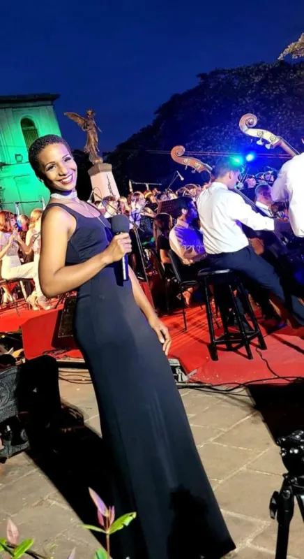Indira Castro cantando com a Orquestra Sinfônica de Holguin: a música está em sua vida desde a infância