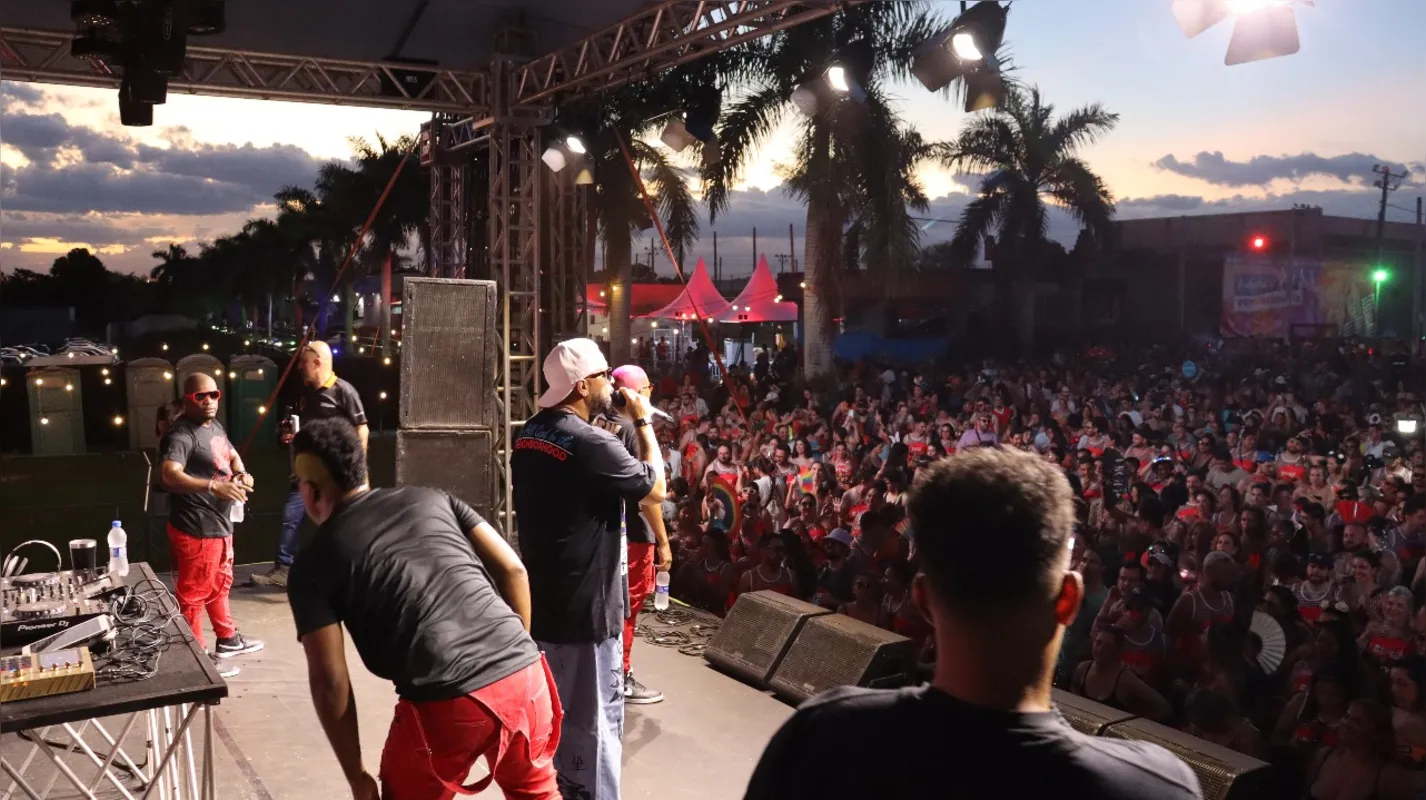Bonde do Tigrão levanta o público na Arena Premium, em Ibiporã