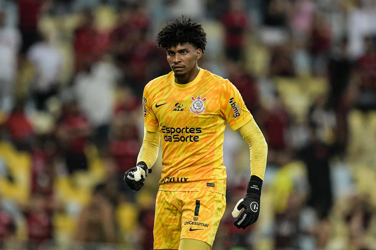 O goleiro Hugo Souza é o mais novo estopim da crise entre Flamengo e Corinthians