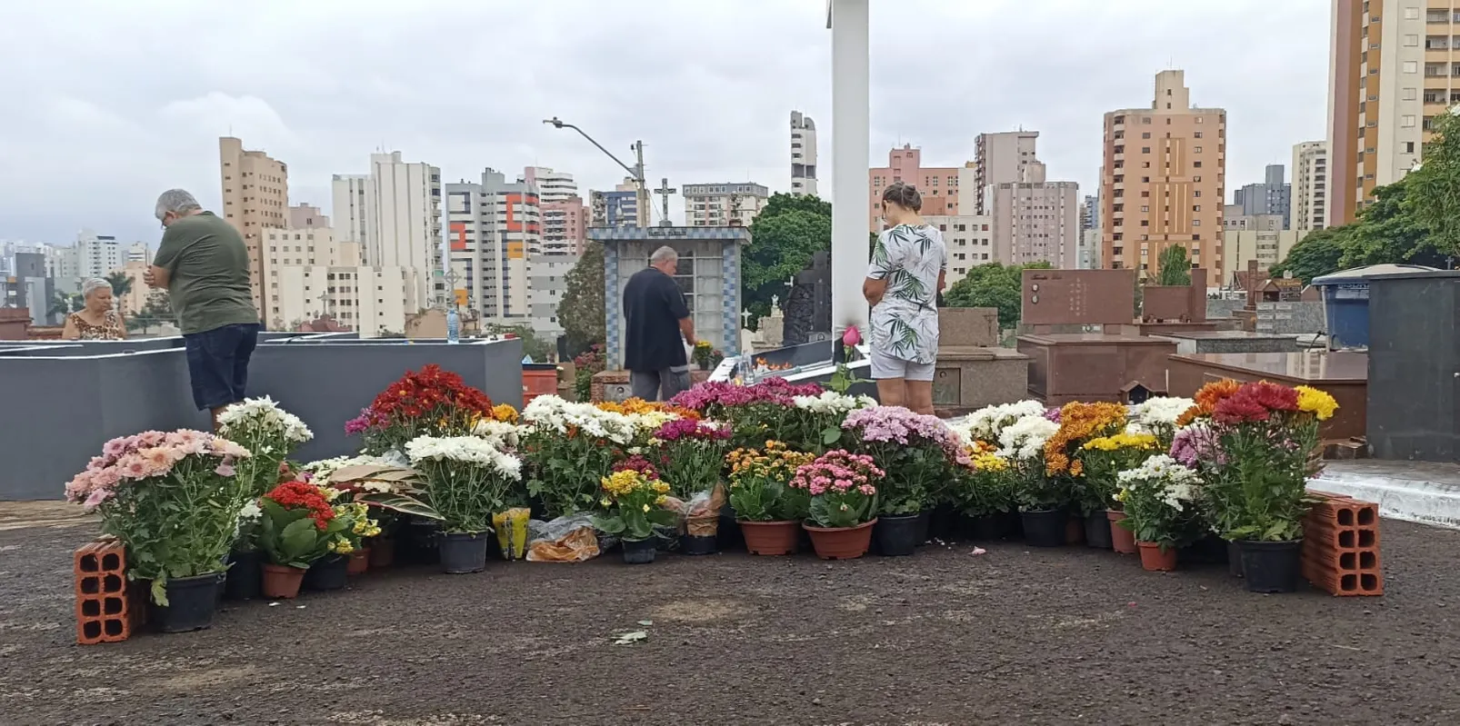 O Cemitério São Pedro, no sábado, feriado de Finados