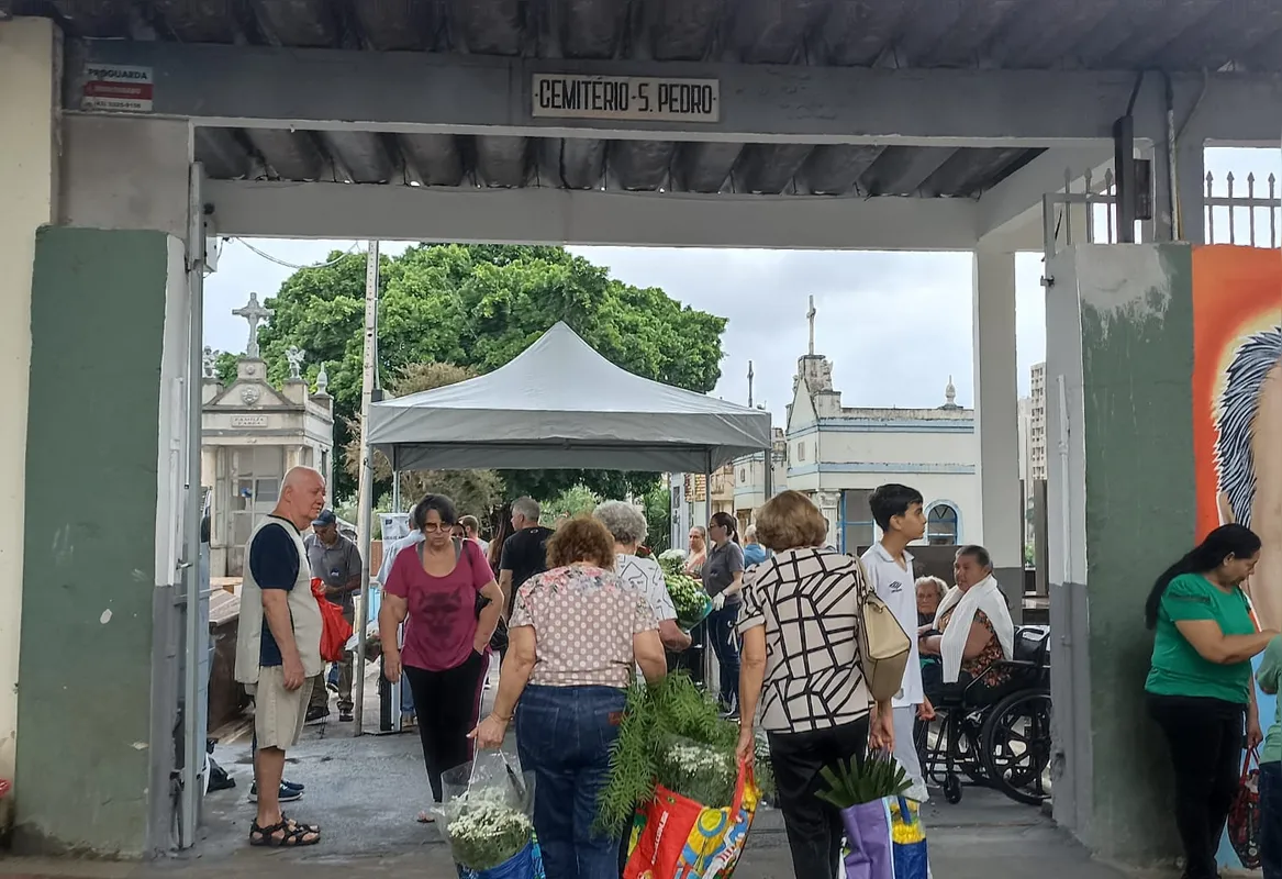 Movimentação intensa no Cemitério São Pedro